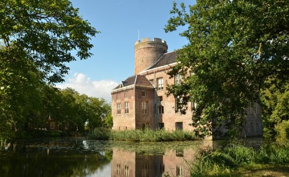 Que vous cherchiez à réguler la température de votre maison, à réduire votre empreinte carbone ou à améliorer la qualité de l’air intérieur, nos solutions d’isolation naturelle sont conçues pour répondre à vos besoins les plus exigeants. Nous travaillons en étroite collaboration avec vous pour concevoir et mettre en œuvre des solutions sur mesure qui garantissent un confort optimal dans votre espace de vie. Faites confiance à Maçon Patrimoine pour vous fournir une isolation de qualité supérieure, respectueuse de l’environnement et parfaitement adaptée à votre style de vie. Contactez-nous dès aujourd’hui pour commencer à transformer votre maison en un havre de paix chaleureux et écoresponsable.